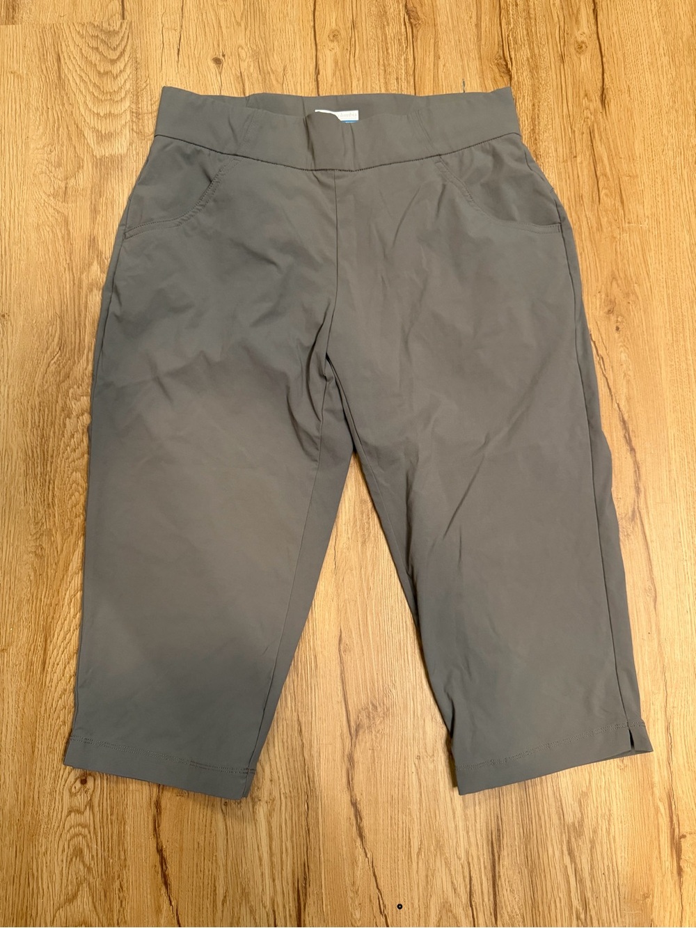 Women's Gray Capri Stretch Pull-On Pants